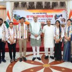 राज्यपाल रमेन डेका ने गुमनाम नायकों को किया सम्मानित मिली स्वेच्छानुदान राशि