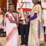 राष्ट्रपति के हाथों पद्मश्री से सम्मानित हुईं बस्तर की डॉ बुधरी ताती