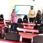एकलव्य विद्यालय में विद्यार्थियों से रूबरू हुईं कलेक्टर