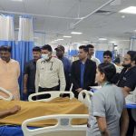 अस्पताल पहुंचकर घायल जवानों से मिले वन मंत्री केदार कश्यप