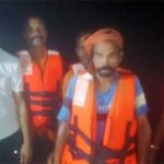 उफनती नदी में चट्टान पर फंसे ग्रामीण