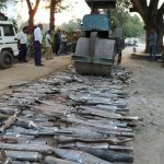 800 मोडिफाइड साइलेंसरों पर चलाया रोड रोलर